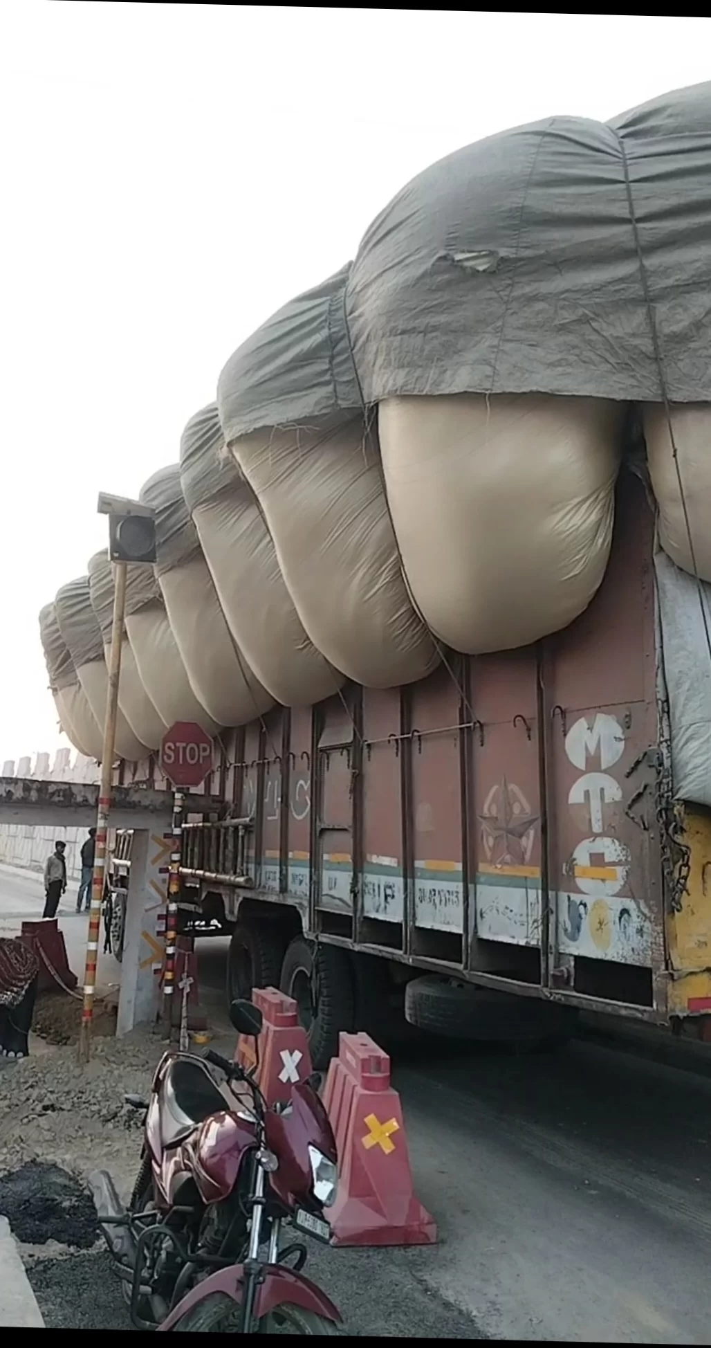 ओवरलोड ट्रकों पर कार्रवाई न होने से उठे सवाल, ट्रक चालक–मालिक बेख़ौफ़, पुलिस व ट्रैफिक प्रशासन की भूमिका पर सवालिया निशान