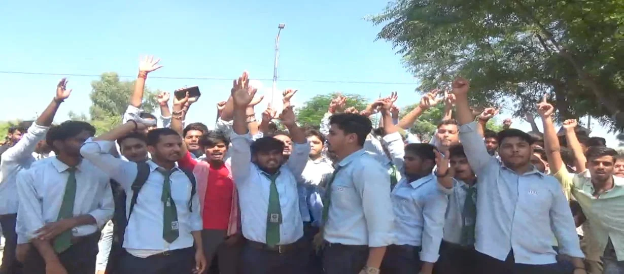 एसी कक्षाओं के नाम पर वसूली गई भारी फीस के बाद गर्म कमरों में बैठाया जा रहा, विरोध करने पर छात्र पर शीशा फेंककर हमला