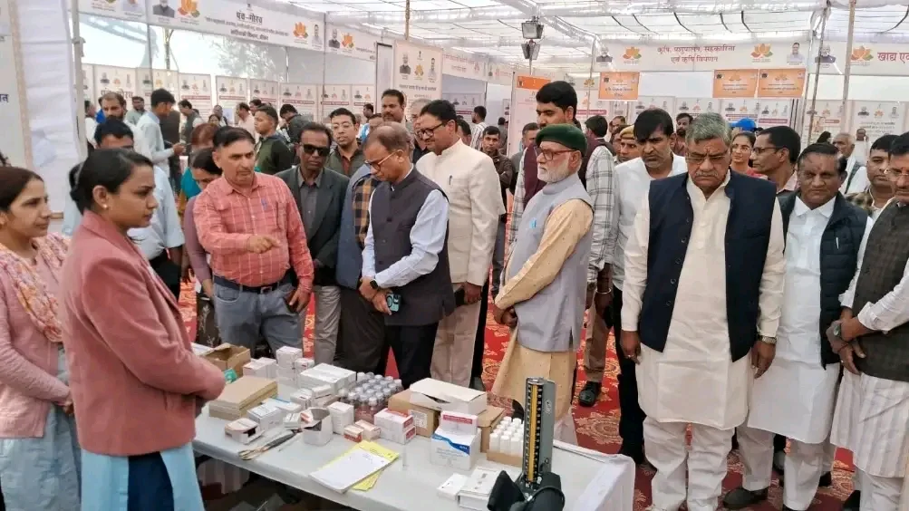 जिला कलेक्ट्रेट परिसर में चिकित्सा विभाग के आरोग्य शिविर में मिली स्वास्थ्य सेवाएं