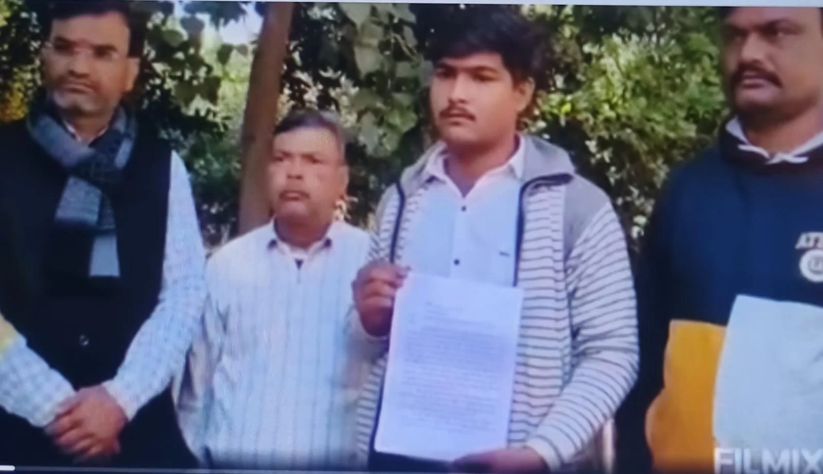 एसपी ऑफिस में परिजनों के साथ दिया आवेदन