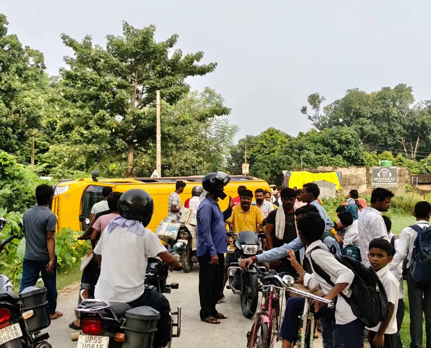 स्कूटी को बचाने के प्रयास में बस अनियंत्रित होकर सूखी नहर में गिरी कई बच्चों को आई मामूली चोटें