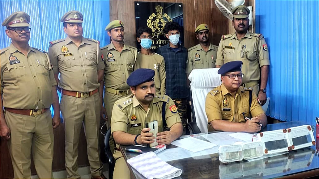 चेतिया मोड़ से दो मोबाइल व नकदी बरामद, दोनों अभियुक्त न्यायालय भेजे गए