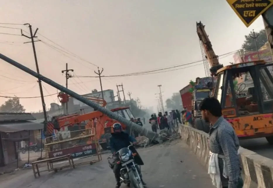 ट्रक की टक्कर से मिरहची चौराहे पर हाईमास्क पोल गिरा