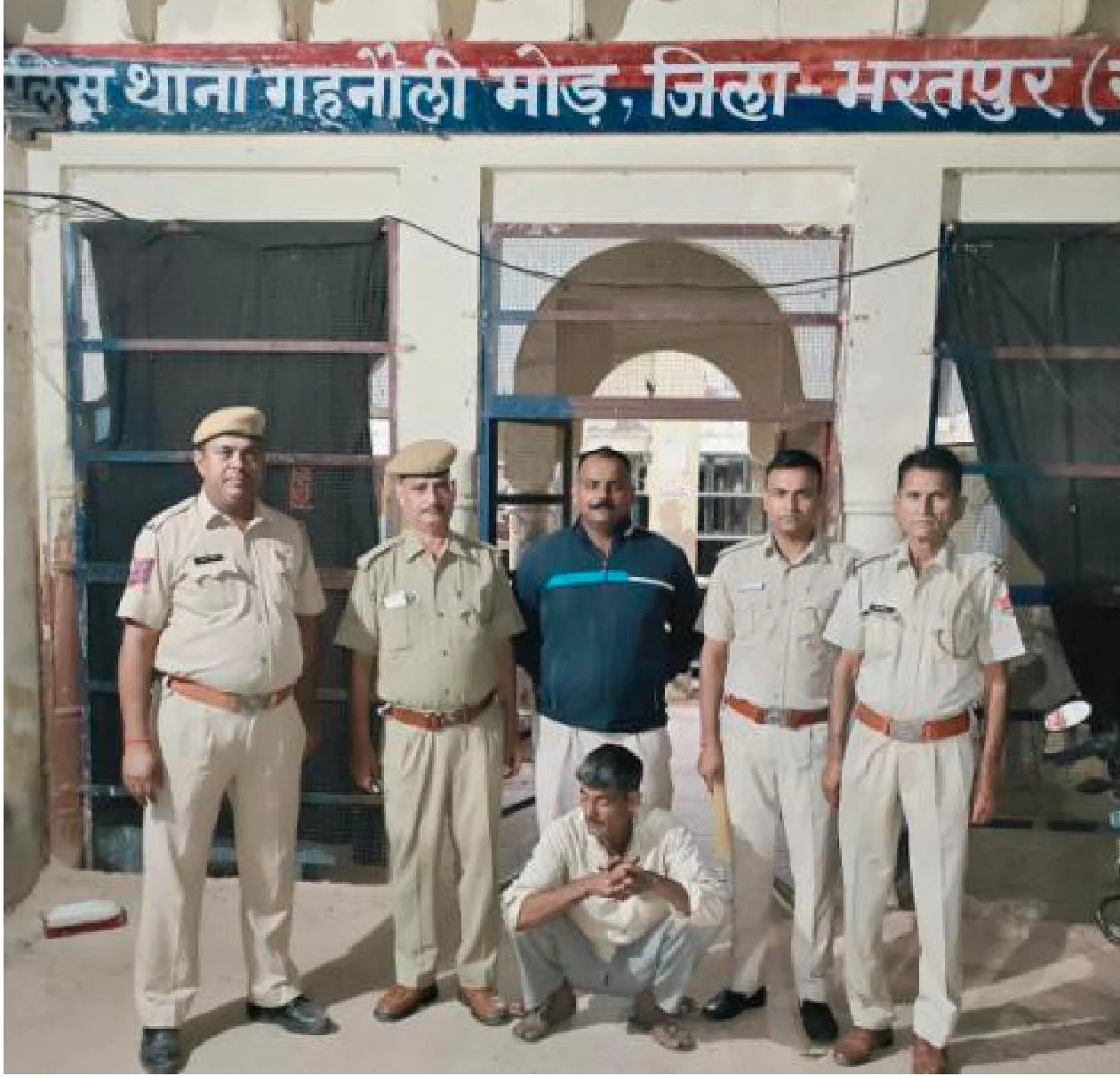 गिरफ्तार आरोपी के कब्जे से एक मोटरसाईकिल जिसमें छुपा कर गांजा ले जाया जा रहा था को किया जब्त