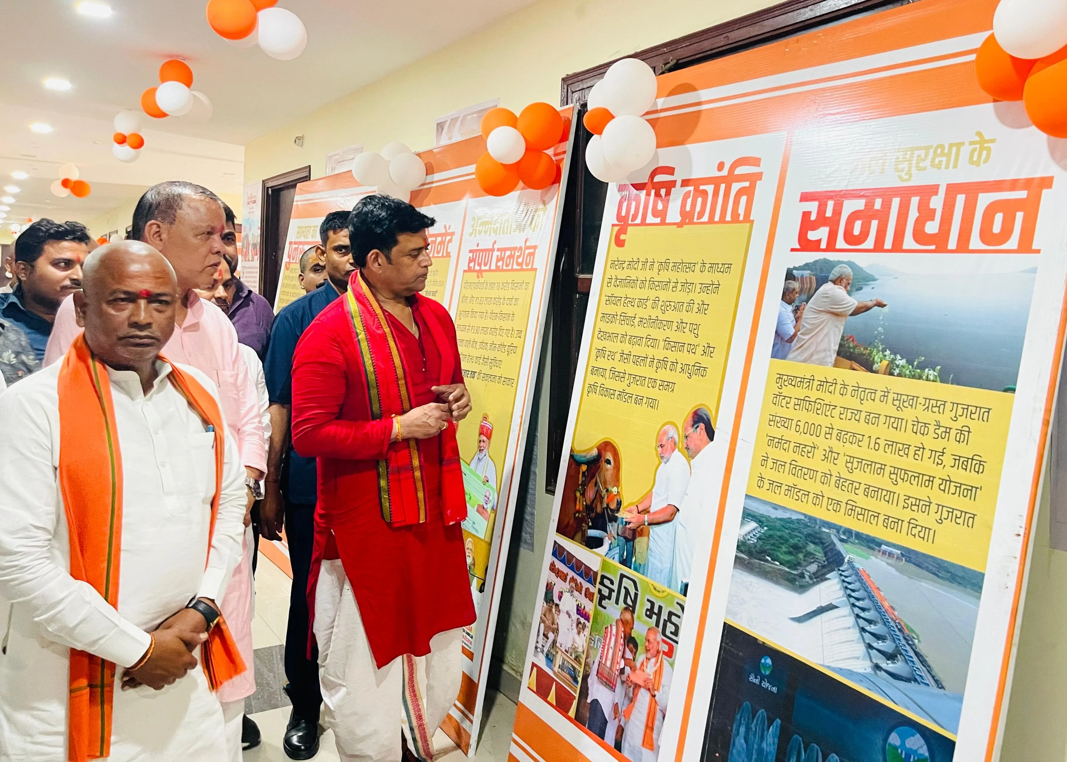 गोरखपुर में भाजपा कार्यालय पर प्रदर्शनी में प्रधानमंत्री मोदी के संघर्ष, समर्पण और राष्ट्रसेवा की प्रेरणा को सराहा