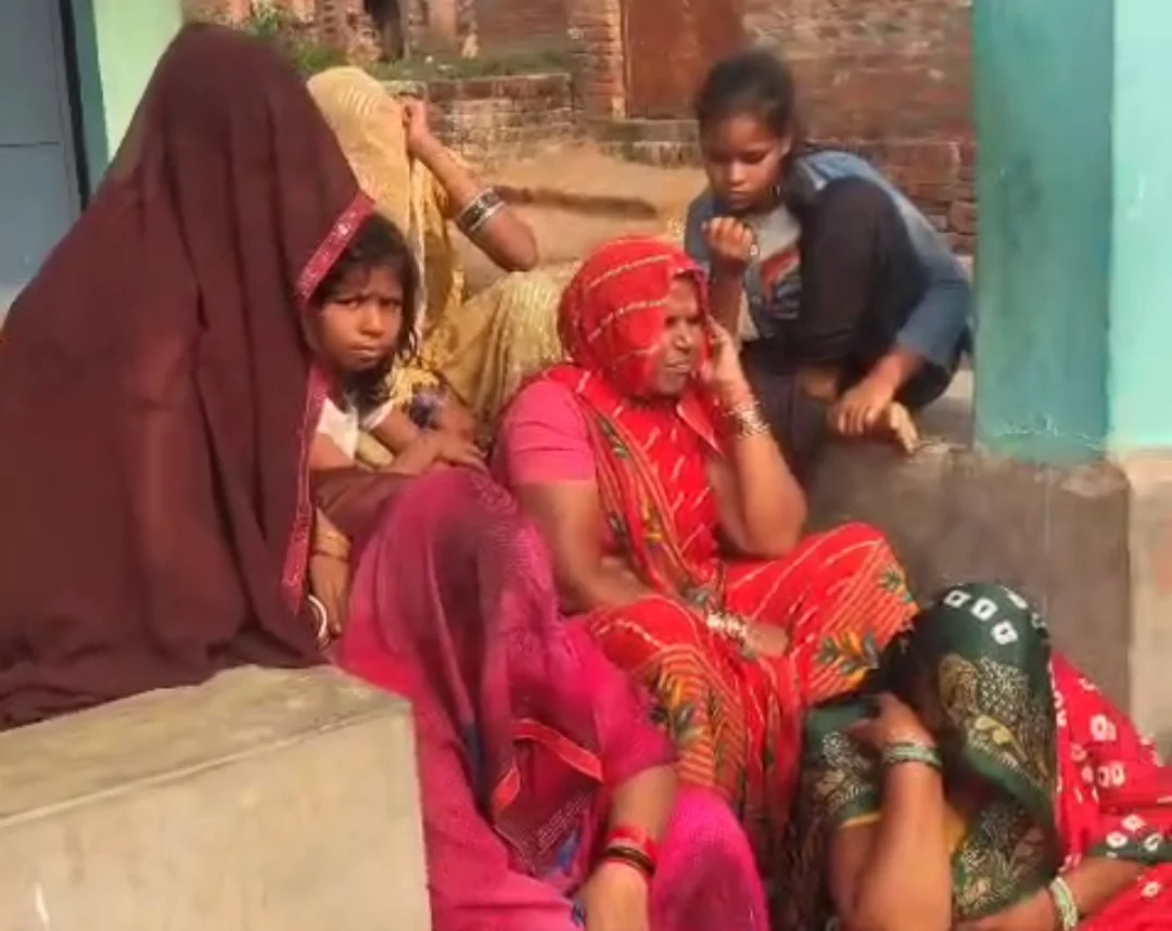 कौशांबी: मंदिर के अंदर बुजुर्ग का फांसी के फंदे पर लटका शव, सुबह पूजा करने पहुंचे ग्रामीणों में मचा हड़कंप