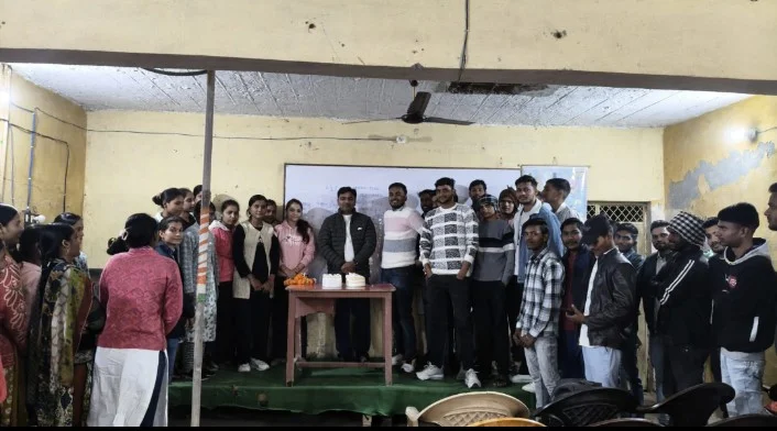 छात्रों व अभिभावकों ने कविताओं और सम्मान समारोह के साथ मनाया जन्मदिन