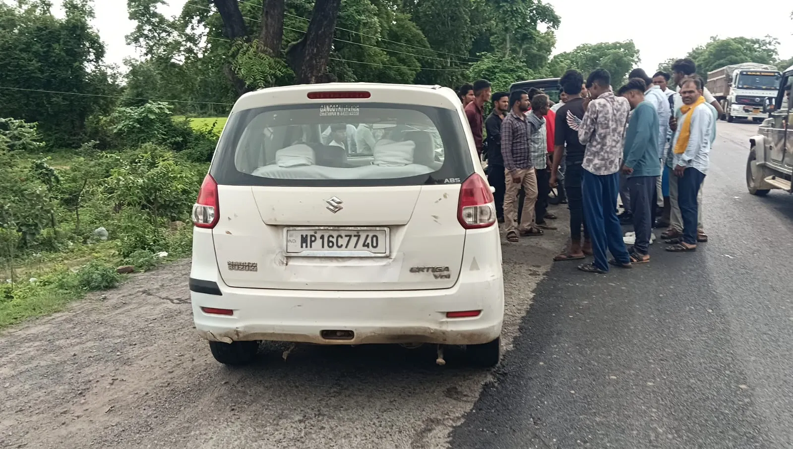 हाईवे पर तेज रफ्तार कार ने दो सगे भाईयो को मारी टक्कर एक की मौत दूसरा गंभीर घायल