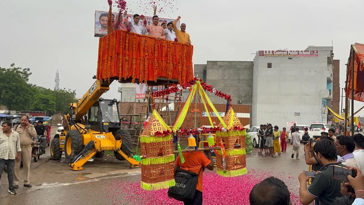 नंदकिशोर गुर्जर ने कांवड़ियों पर पुष्प वर्षा कर लिया आशीर्वाद