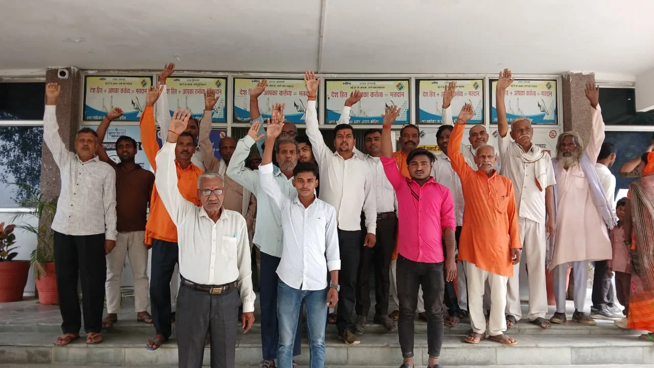 भारी बारिश से फसलों को नुकसान, समर्थ किसान पार्टी ने किया प्रदर्शन और सौंपा ज्ञापन
