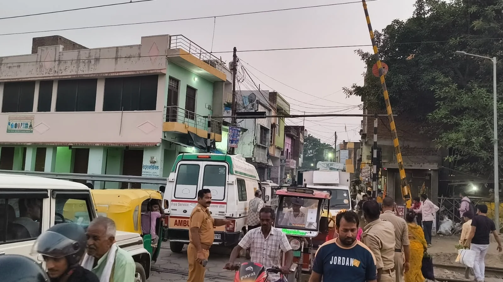 अछल्दा रेलवे फाटक जाम, निजामुद्दीन पटना एक्सप्रेस, गोमती एक्सप्रेस, मालगाड़ी रोकी गई,
