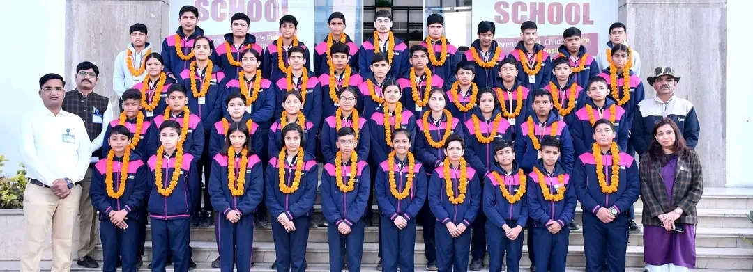 मेडल और टेबलेट, और नकद पुरस्कार से सम्मानित