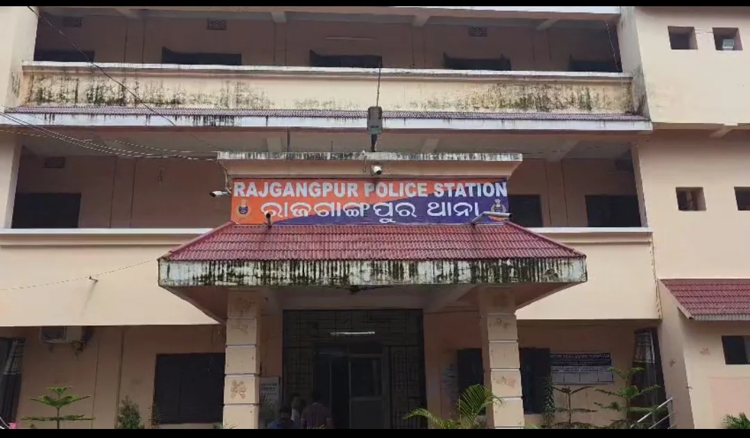 पुलिस ने रानीबंध बाईपास से पकड़ा, ₹25,500 नकद और मोबाइल फोन बरामद