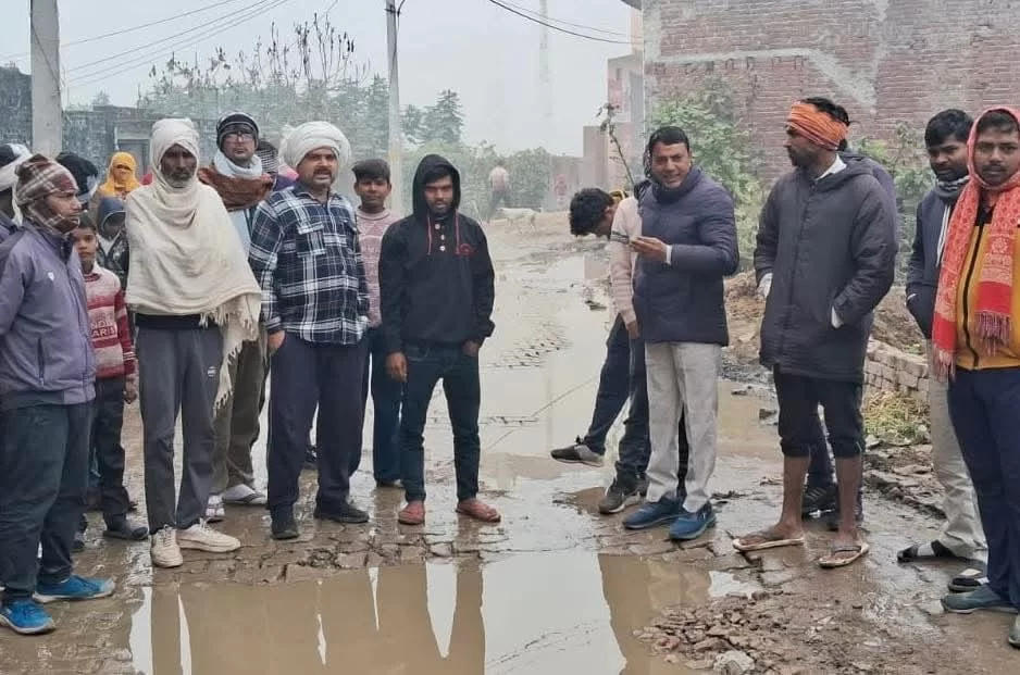 गुस्साएं लोगो ने मौके पर पकड़ी मिट्टी से लदी 7 ट्रॉलियां