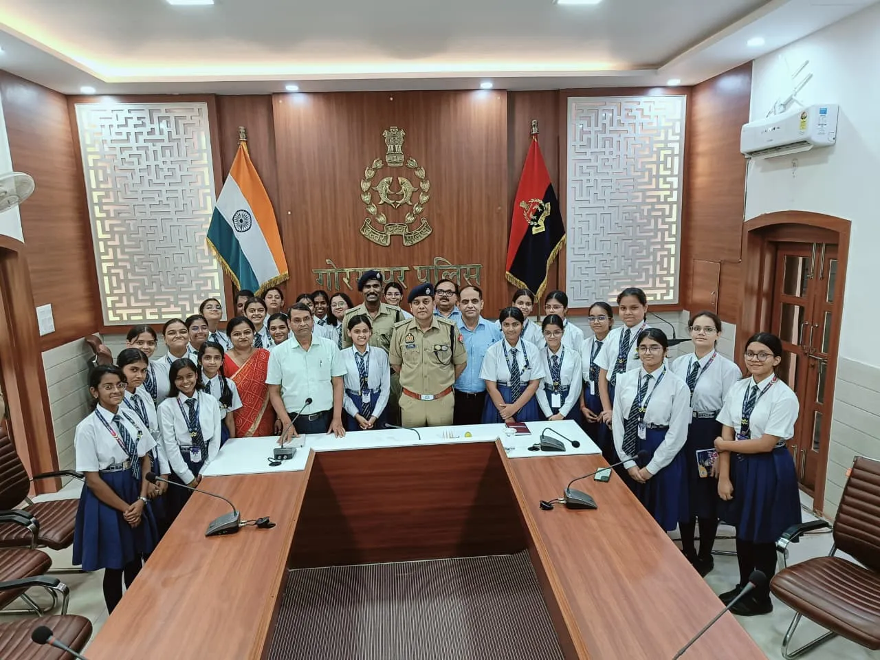 पुलिस परिवार की बालिकाओं और छात्राओं ने कराया एचपीवी टीकाकरण, एसएसपी डॉ. कौस्तुभ ने प्रमाण-पत्र देकर किया उत्साहवर्धन।