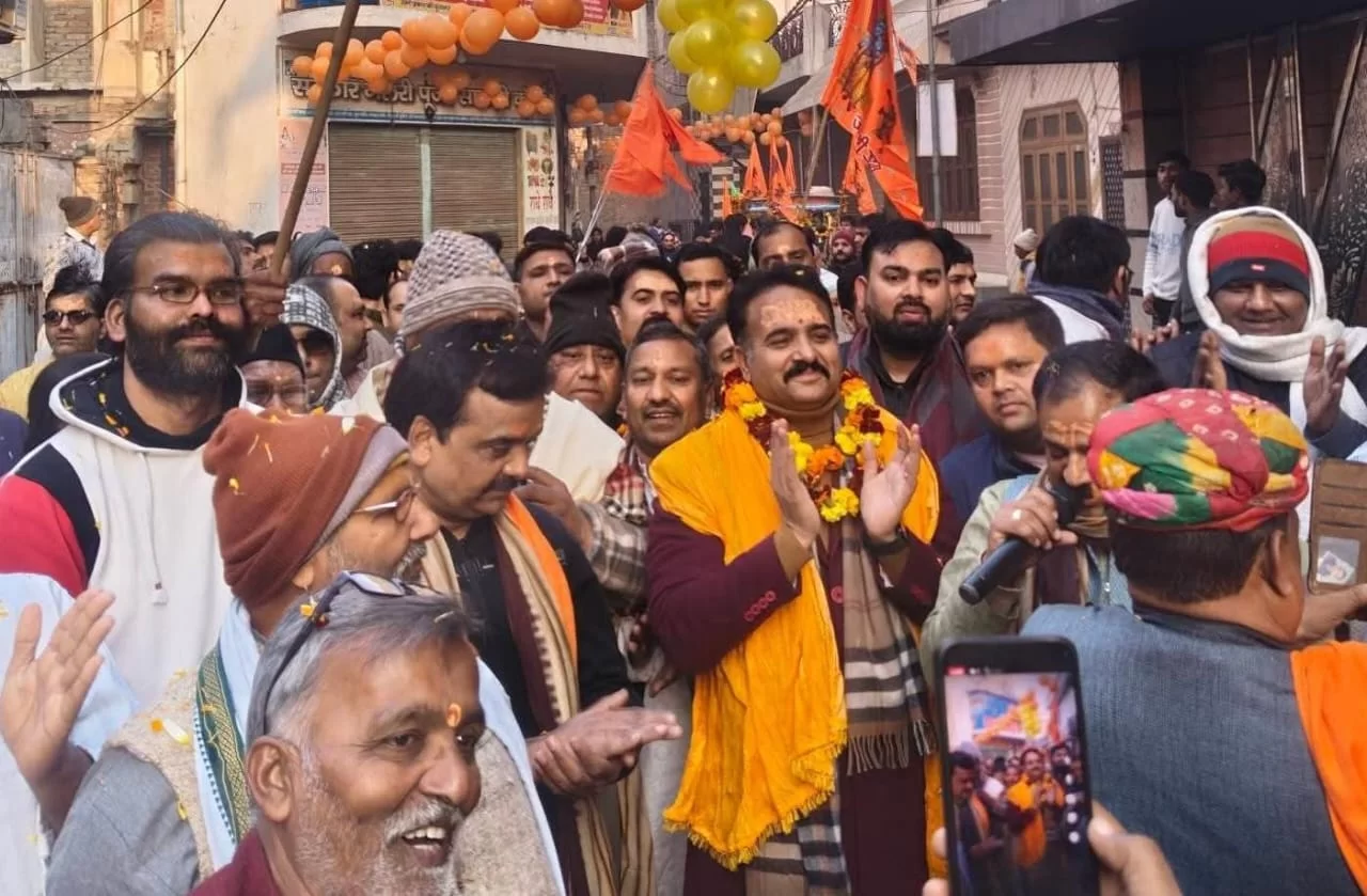 क्षेत्रीय विधायक संजय शर्मा ने किया प्रसाद वितरण