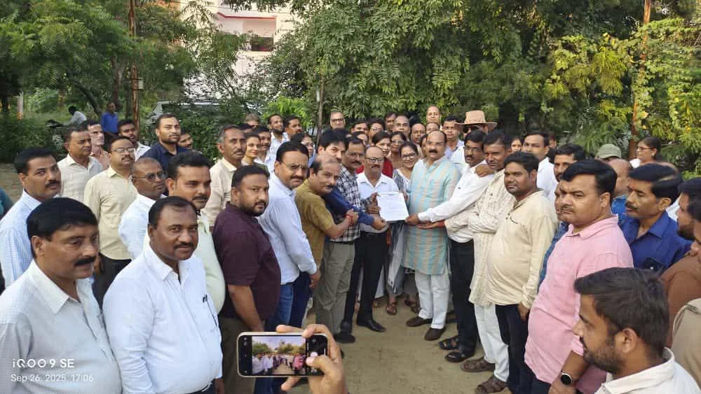 पीएम को संबोधित ज्ञापन सौंपा