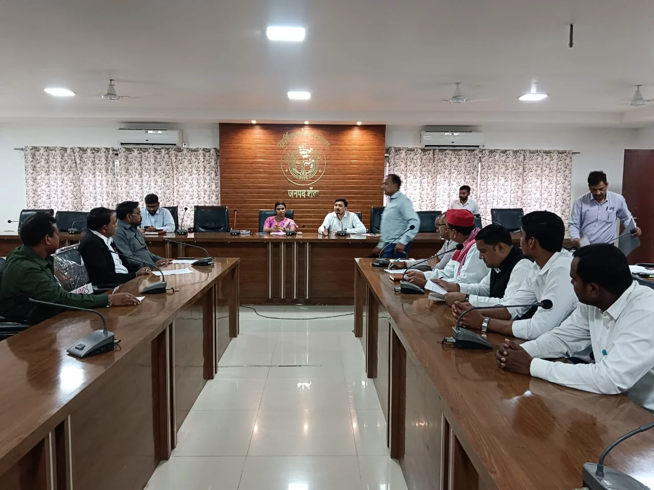जिलाधिकारी जे0रीभा ने अधिकारियों और राजनीतिक दलों के प्रतिनिधियों के साथ की बैठक