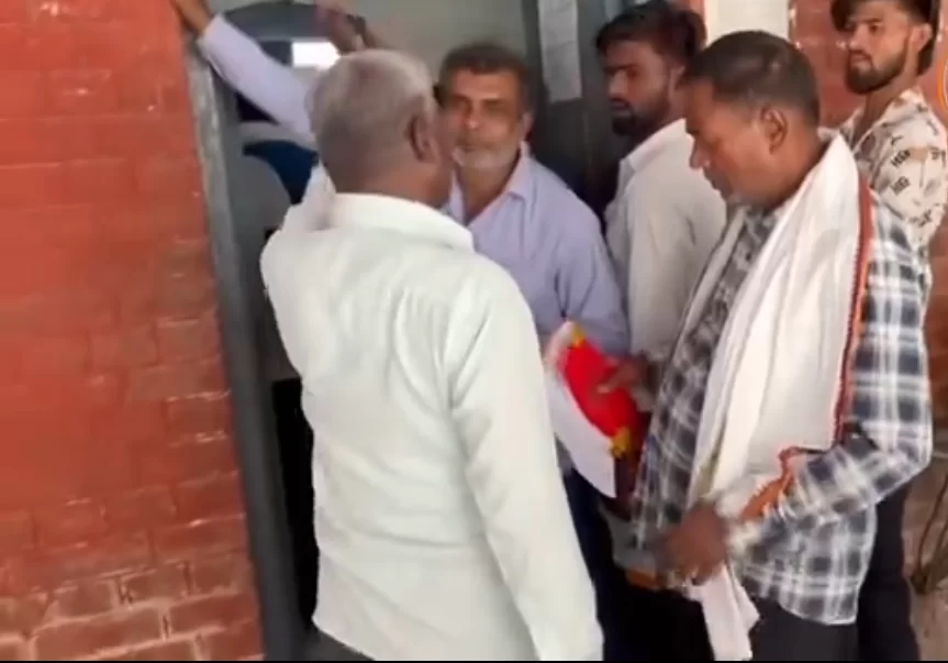 देवरिया में पूर्ति विभाग के चक्कर लगा रहे परिजन