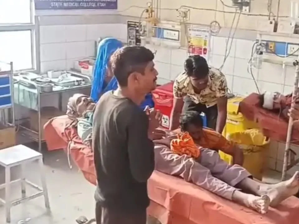 विद्युत पोल भी टूटा