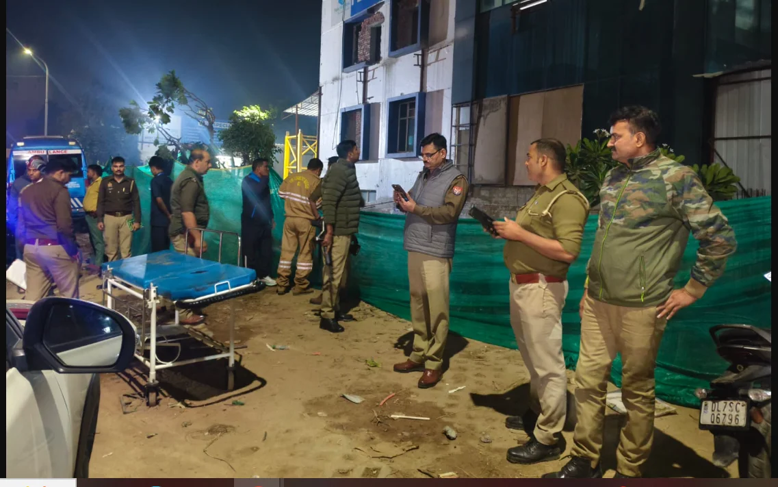 बेसमेंट की दीवार गिरने से 7 मजदूर दबे, गंभीर लापरवाही उजागर