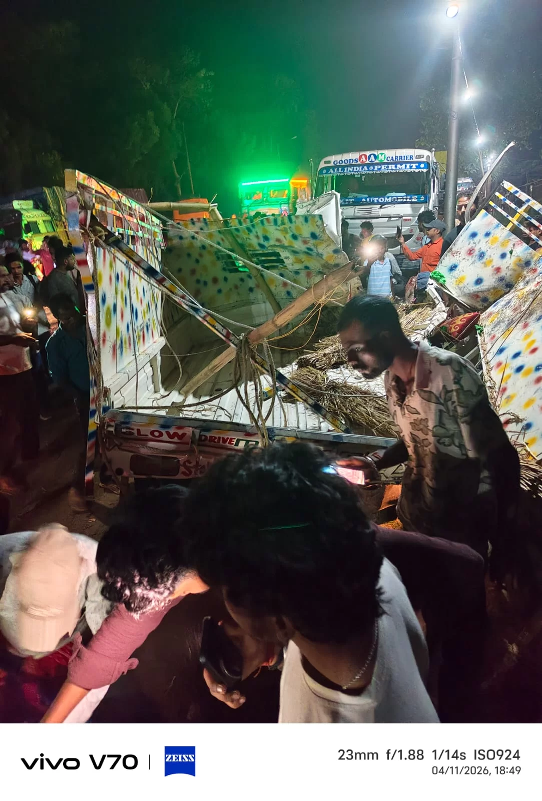 बस और पिकअप की जोरदार टक्कर से मची अफरा-तफरी