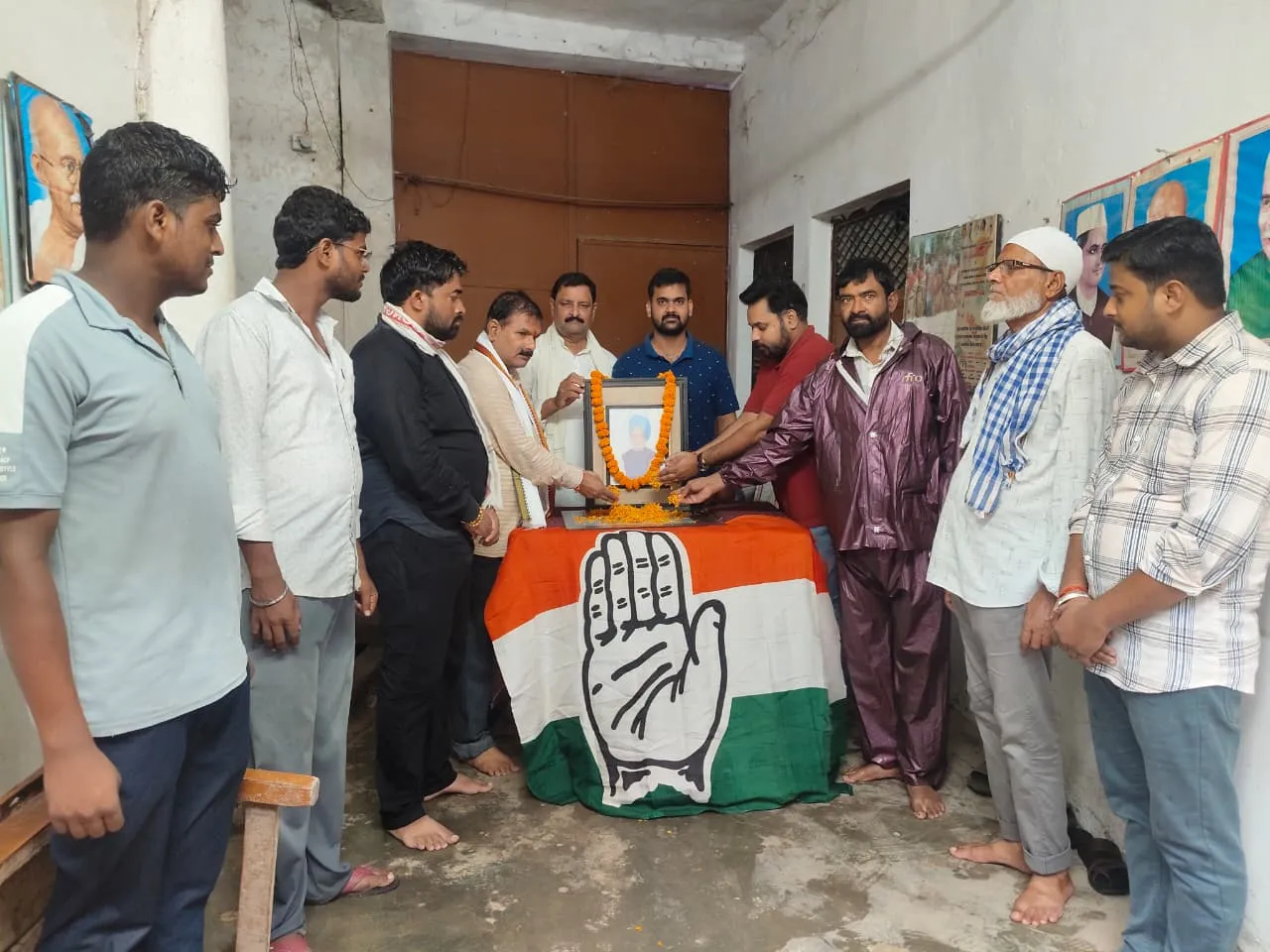 सलेमपुर में कांग्रेसियों ने मनाई पूर्व प्रधानमंत्री डॉ. मनमोहन सिंह की जयंती