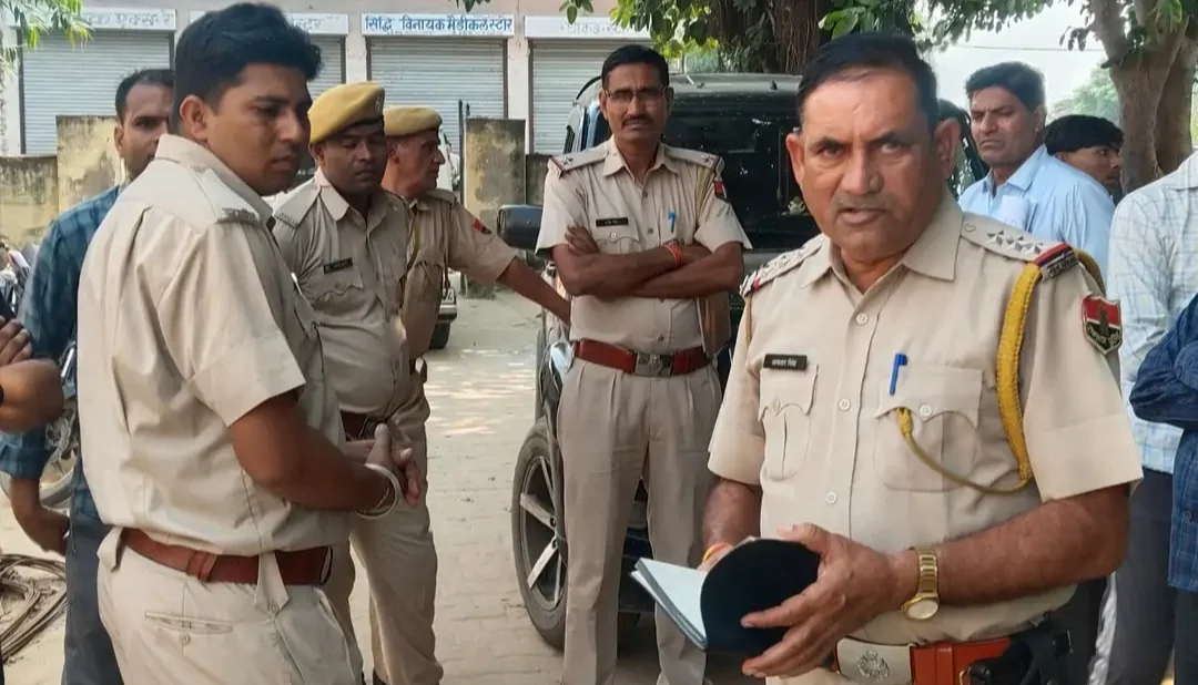 कार का टायर फटने से हुआ हादसा, गंभीर हालत में एक जने को किया जिला चिकित्सालय रैफर