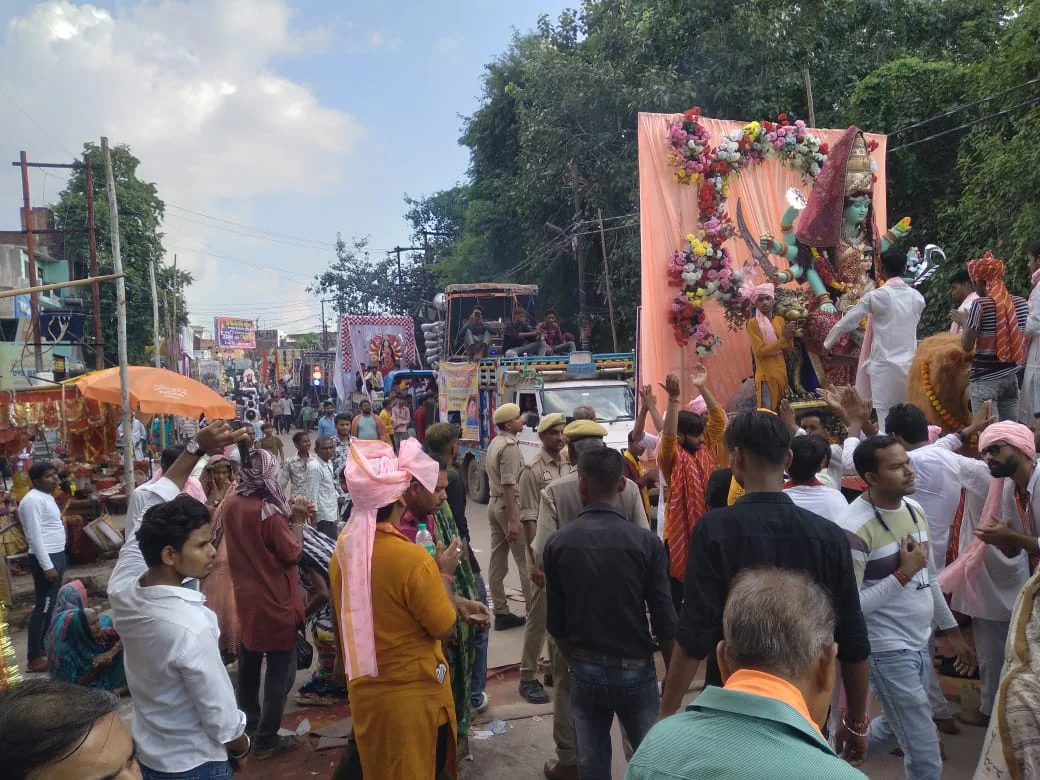 विसर्जन के दौरान भक्तों की आंखों से छलक पड़े आंसू