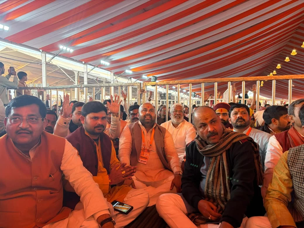 यूपी सरकार के मंत्रियों सहित लाखों श्रद्धालुओं का जनसमूह