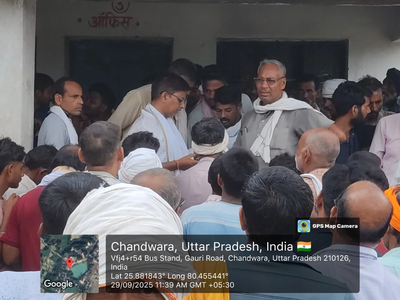 कर्मचारियों पर किसानों ने लगाया भेदभाव का आरोप