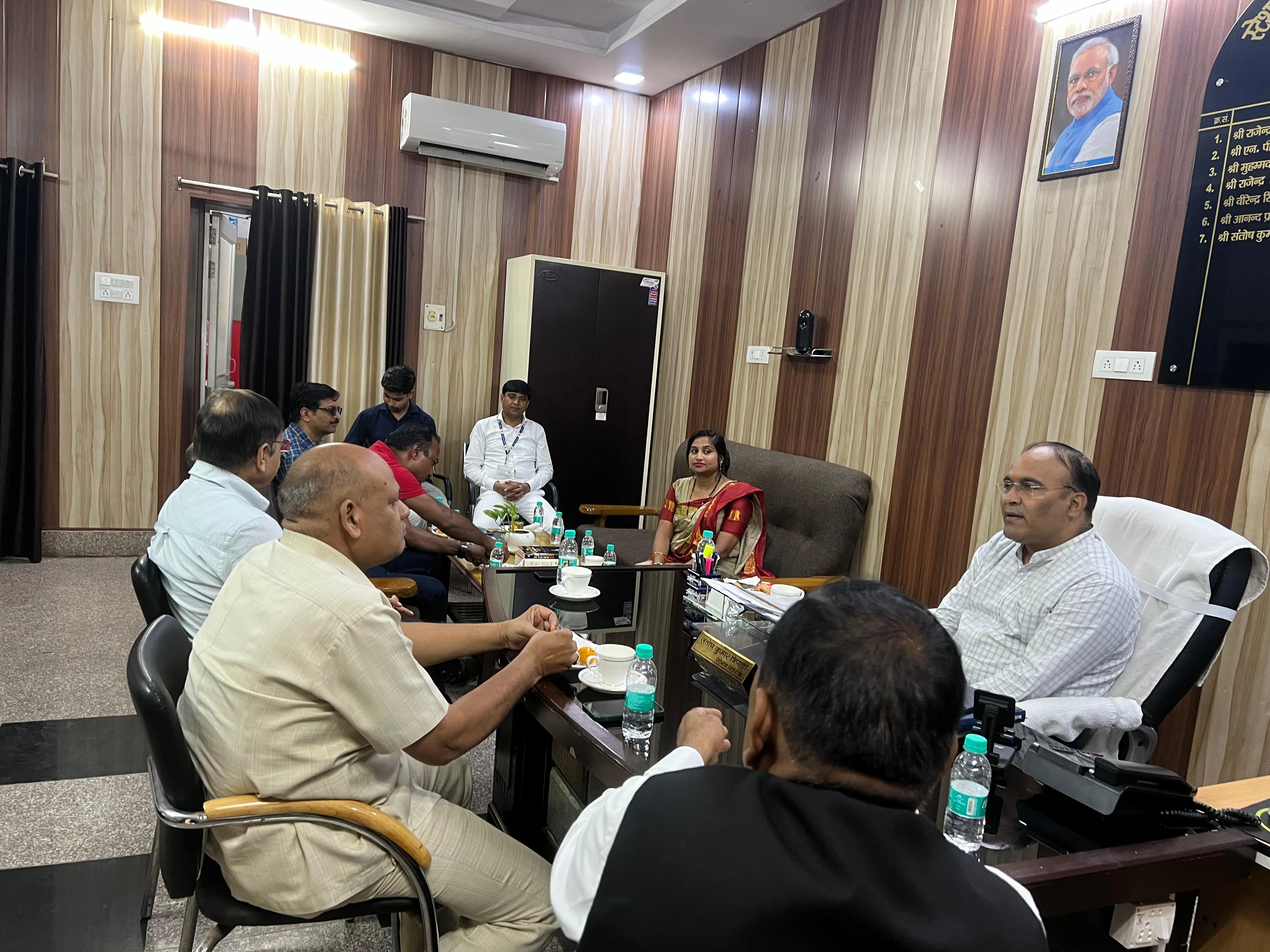 स्टेशन निदेशक संतोष त्रिपाठी की अध्यक्षता में हुई बैठक में सफाई, भीड़-भाड़, सुरक्षा और सौंदर्यीकरण पर चर्चा