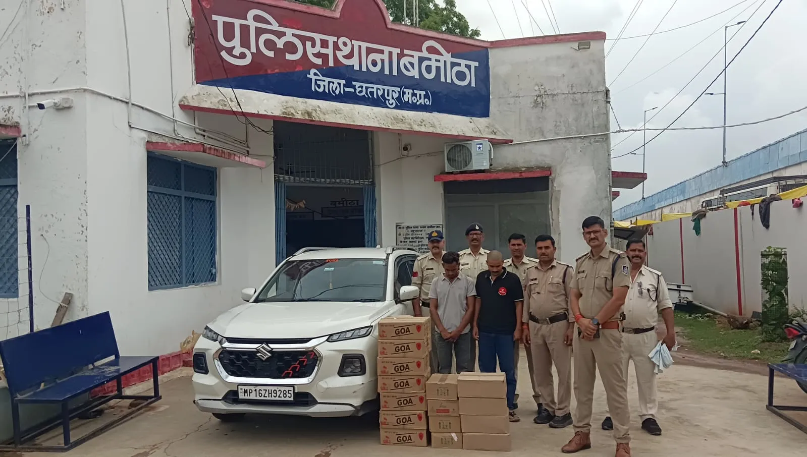बमीठा पुलिस ने लग्जरी कार  से पकड़ी 15 पेटी अवैध शराब