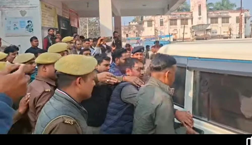 पूर्व आईपीएस अधिकारी अमिताभ ठाकुर को मेडिकल के बाद देवरिया कोर्ट में किया गया पेश