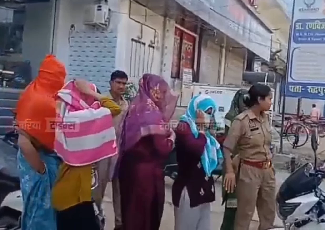 पुलिस के छापे में कई जोड़े गिरफ्तार