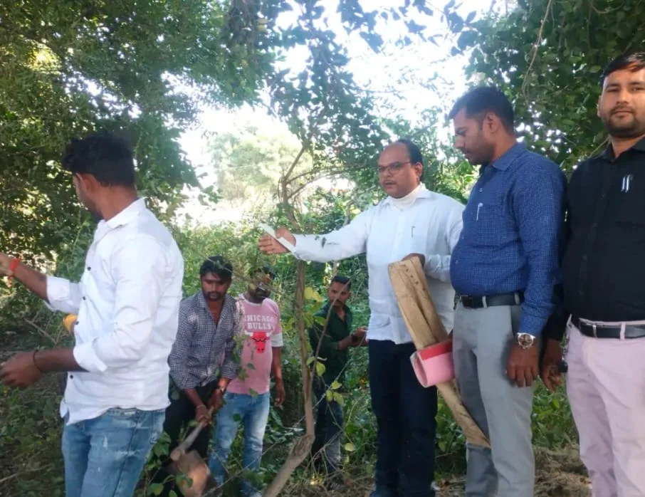 राजस्व टीम ने चाठी रफीपुर में की पैमाइश, पुलिस बल रहा मौजूद: