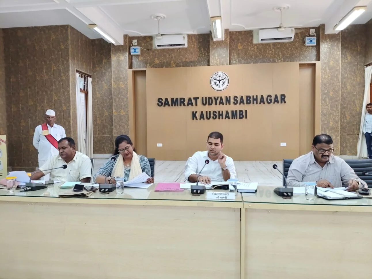डीएम ने कर-करेत्तर व राजस्व कार्यों की समीक्षा कर अधिकारियों को दी सख्त हिदायत