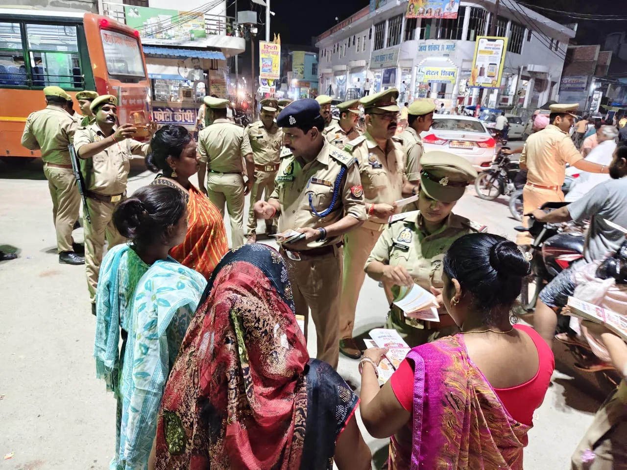गोला पुलिस ने पंपलेट बांटकर समझाई कन्या सुमंगल योजना