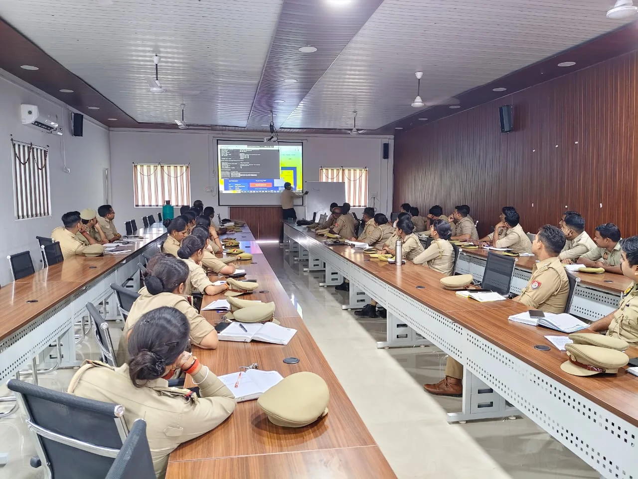 साइबर हेल्प डेस्क व साइबर थानों के अधिकारियों व कर्मचारियों को दिया गया प्रशिक्षण