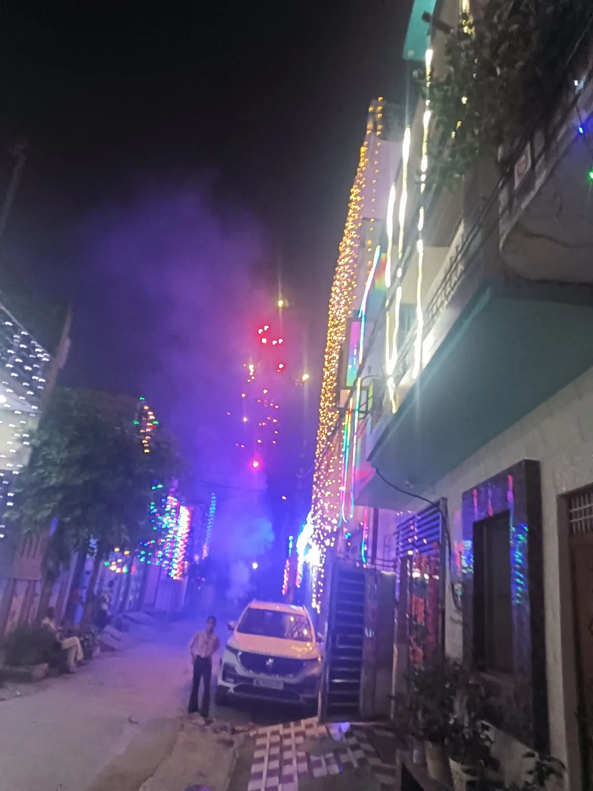 नागरवासियों ने रंग-बिरंगी लाइटों और पटाखों के साथ मनाया दीपों का पर्व, बच्चों और बड़ों में दिखा उत्साह