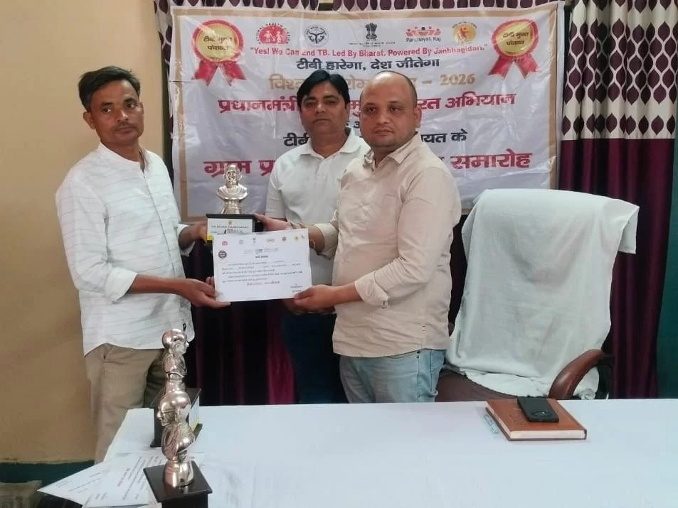 चार ग्राम प्रधान महात्मा गांधी स्मृति चिन्ह से सम्मानित