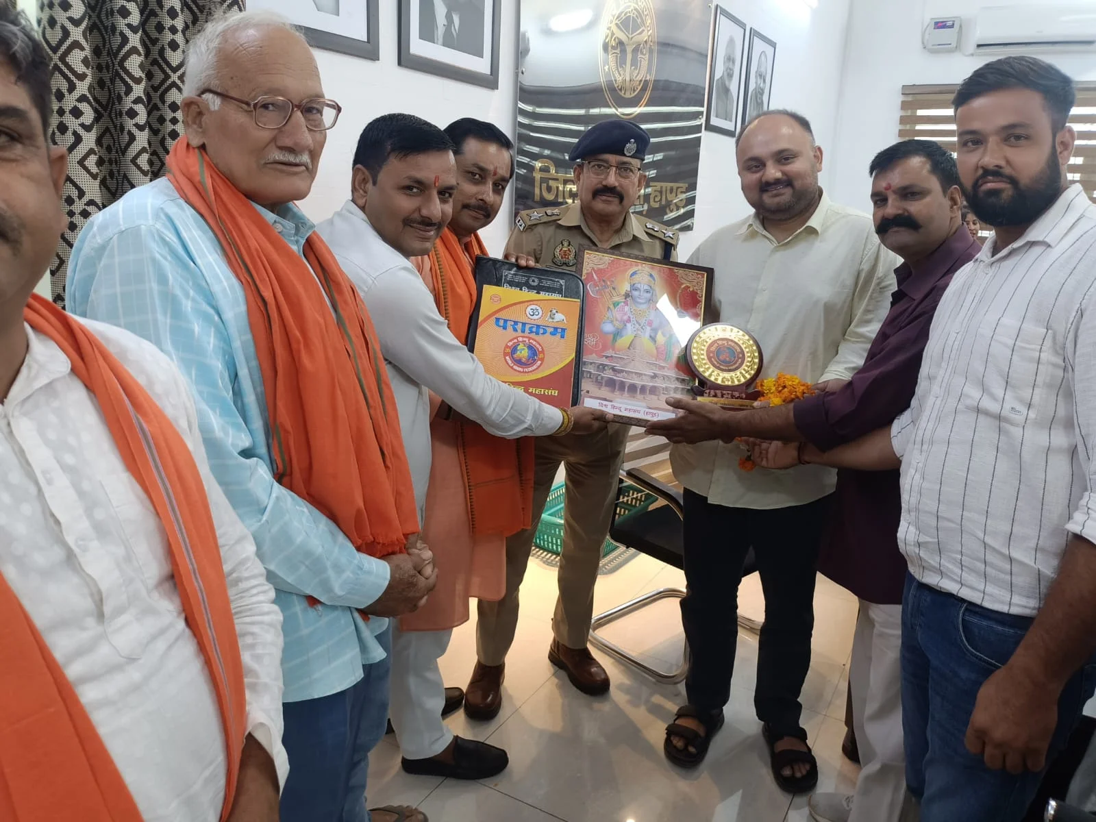 जिलाधिकारी व कप्तान साहब को सफल कावर यात्रा पर किया समान्नित