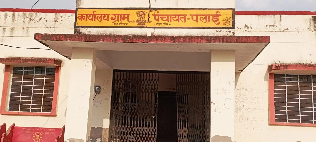 दो साल में तीसरी बार गिरी गाज; ग्रामीणों ने खोला मोर्चा