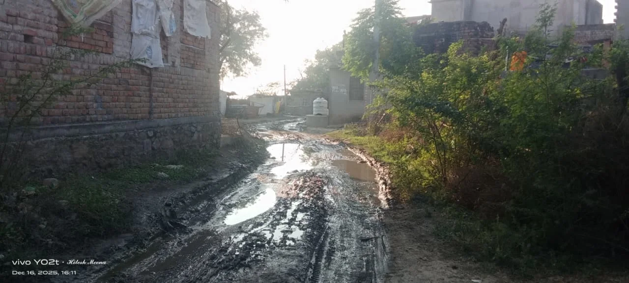 कीचड़ से सने रास्ते और टूटी सड़कें दे रहीं भ्रष्टाचार की गवाही