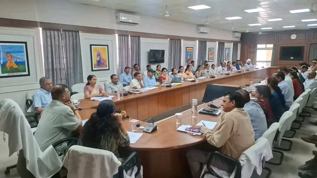 फ्लैगशिप योजनाओं व शिकायतों के त्वरित निस्तारण के निर्देश