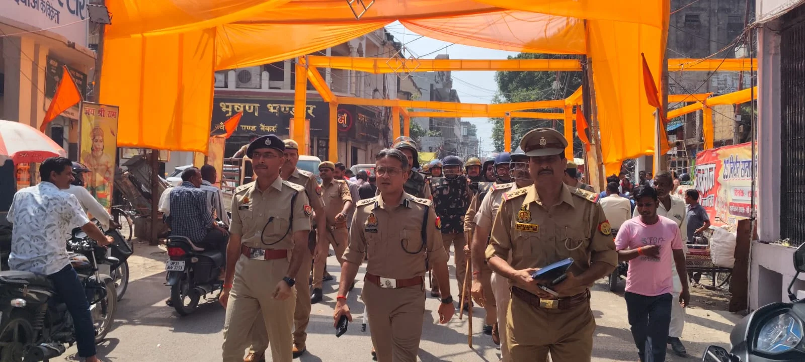 पुलिस बल के साथ सड़क पर उतरे एसपी, दिया सुरक्षा का भरोसा