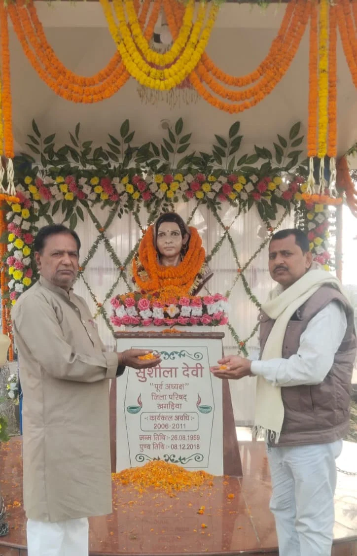 सामाजिक राजनीतिक कार्यकर्ताओं के द्वारा प्रतिमा पर माल्यार्पण पुष्पांजलि समर्पित किया गया
