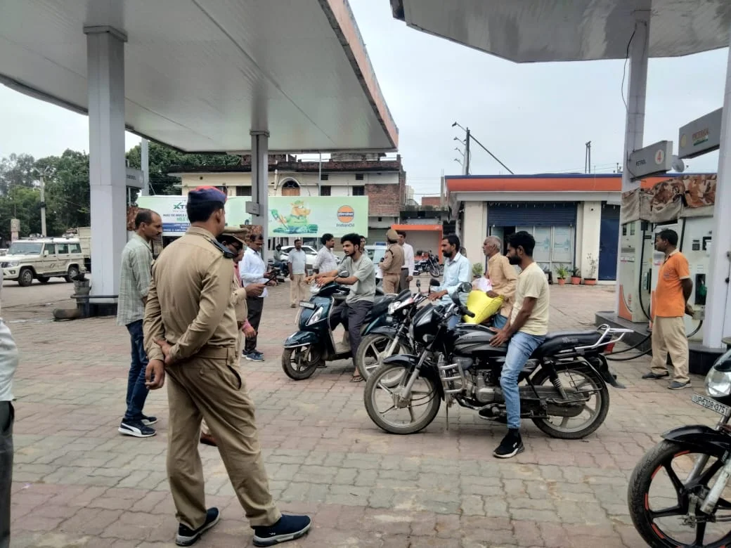 चौरीचौरा पेट्रोल पंप पर प्रशासन की सख्ती, सड़क सुरक्षा के लिए हेलमेट पहनना अनिवार्य बताया गया