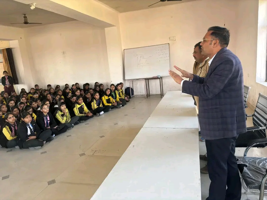 विद्यार्थियों व बालवाहिनी चालकों को दिए सुरक्षित यातायात के टिप्स