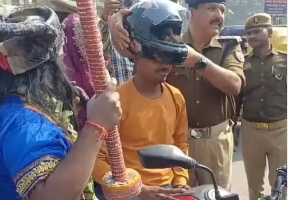 नियम तोड़ने वालों को चेताया, पुलिस ने बांटे हेलमेट | Etah Traffic